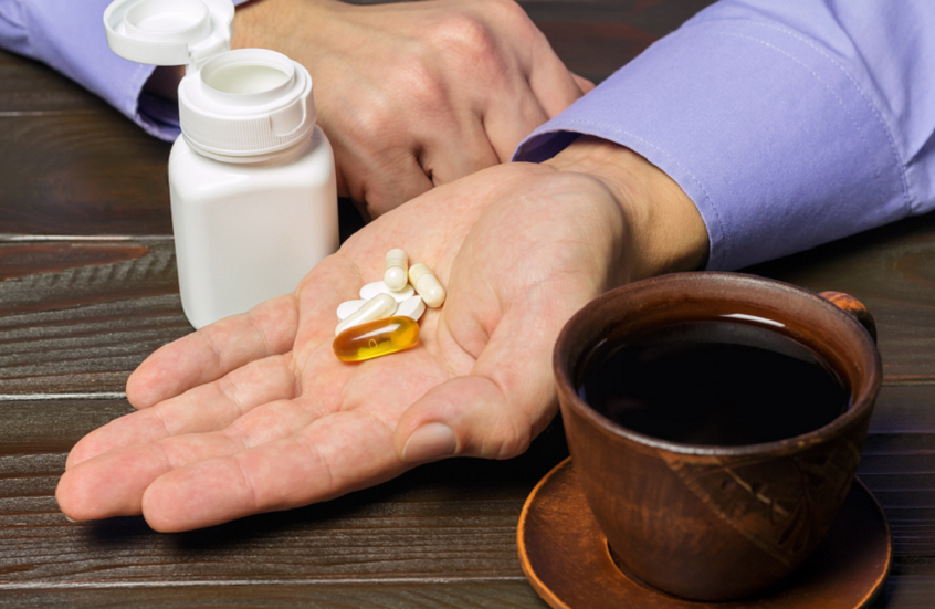 تحذير صحي: شرب القهوة مع أدوية شائعة قد يسبب مضاعفات خطيرة