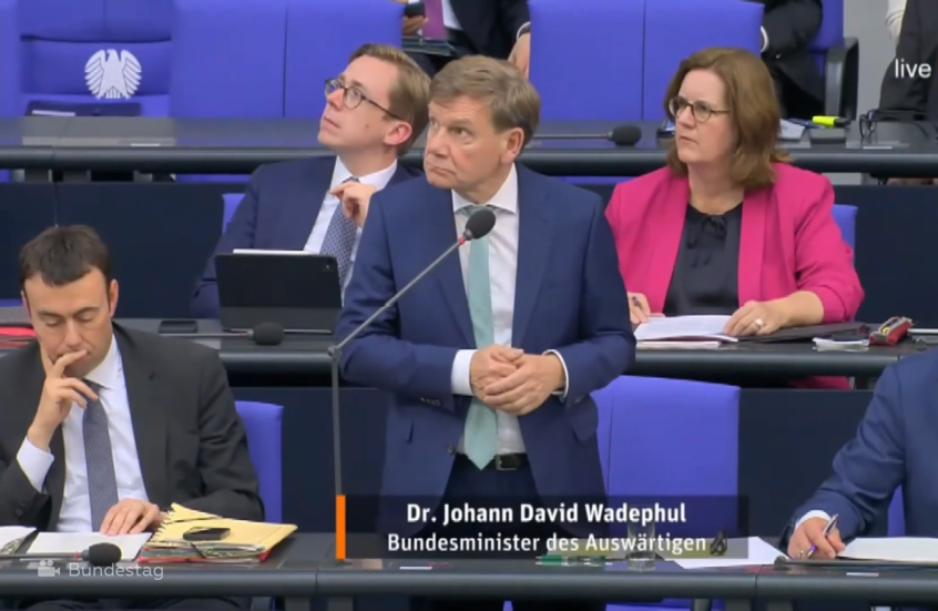 ناشطة مؤيدة لفلسطين تقاطع البرلمان الألماني وسط نقاش حول إسرائيل