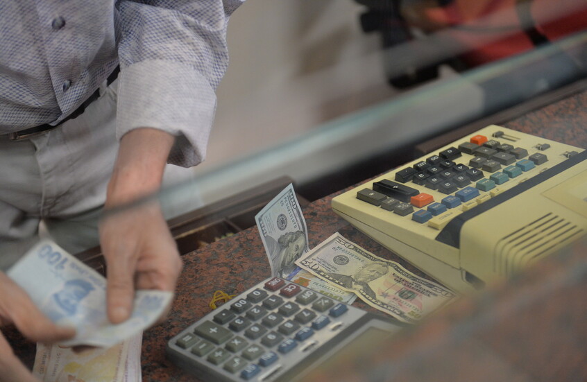 تراجع الليرة التركية عشية العيد