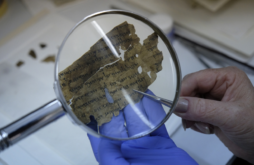 مفاجأة من الماضي.. الذكاء الاصطناعي يعيد تأريخ مخطوطات البحر الميت