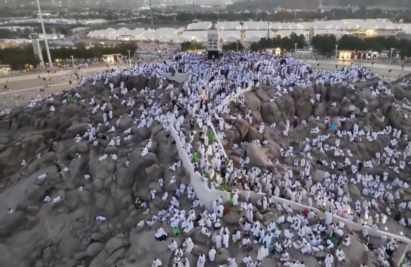 لقطات جوية لآلاف الحجاج يتوافدون إلى جبل الرحمة لأداء شعيرة الوقوف بعرفة