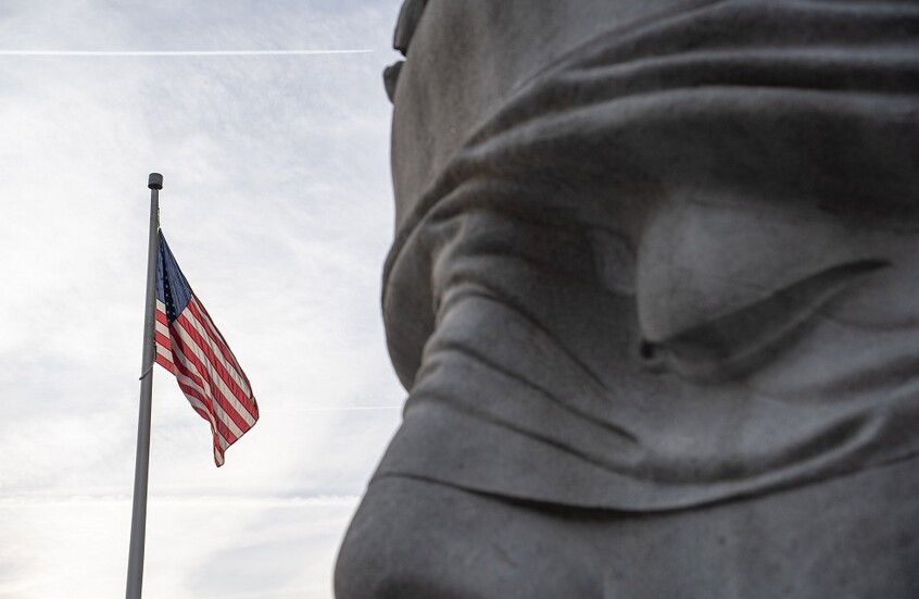 مستشار أمريكي سابق يتحدث عن خروج الدولة العميقة عن سيطرة ترامب وتورطها بالهجوم على المطارات الروسية