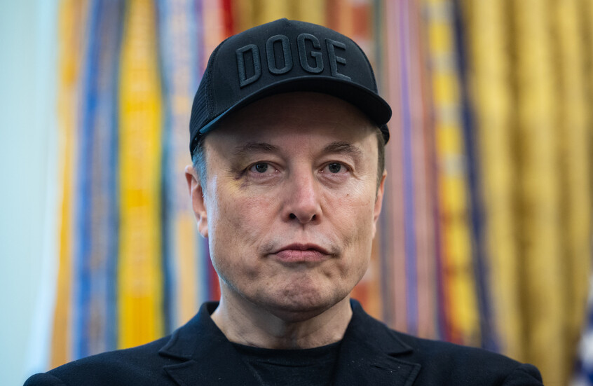 "أحمق شيوعي".. ماسك يرد على مستشار ترامب السابق بعد مطالبته بترحيله من الولايات المتحدة