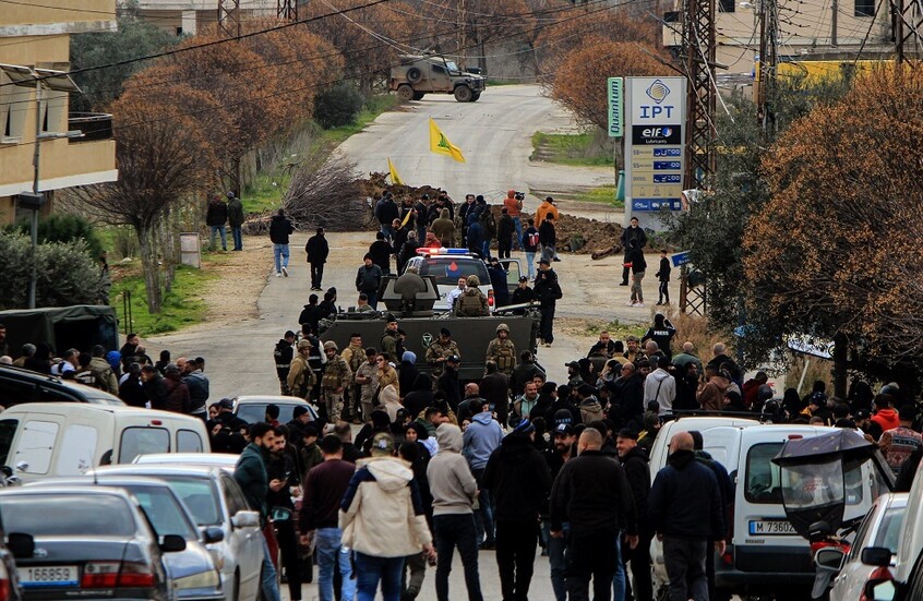 مسيرة إسرائيلية تلقي قنبلة صوتية على منزل في كفركلا في جنوب لبنان خلال تجمع للاحتفال بالعيد