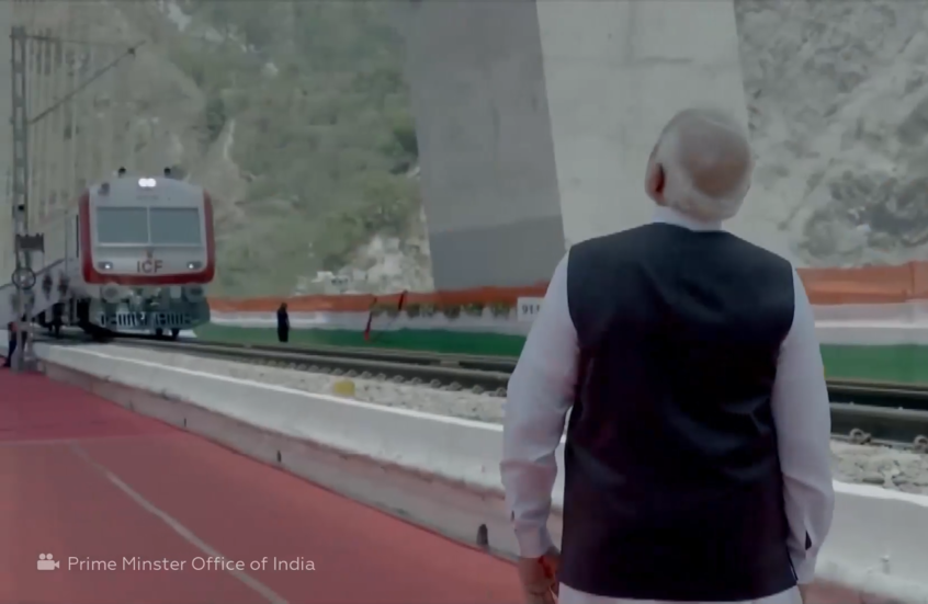 مودي يفتتح أعلى جسر سكة حديد في العالم يربط كشمير بباقي الأراضي الهندية