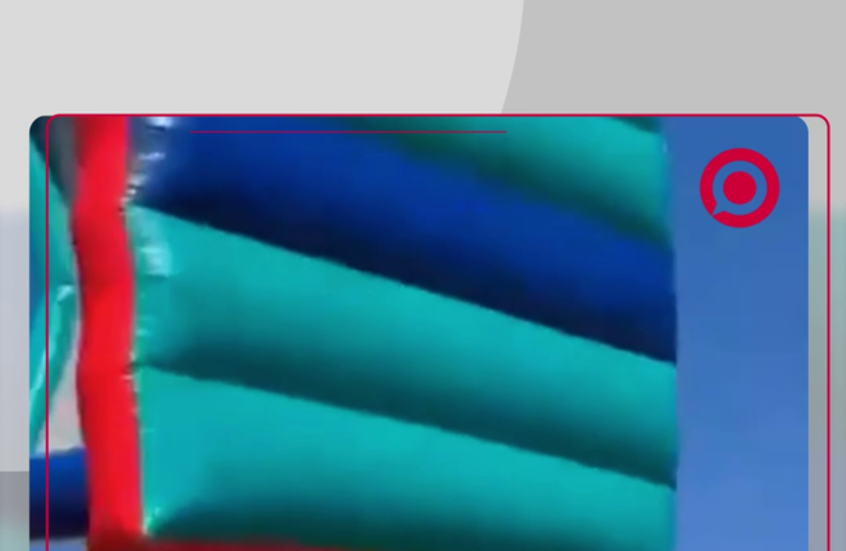 إصابة طفلين بعد أن حملت الرياح القوية لعبة نفخ كبيرة كانا عليها