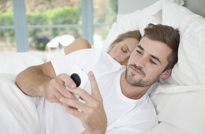 بطريقة لا تخطر على بال.. امرأة تكتشف خيانة زوجها عبر غرض يستعمله الجميع بشكل يومي!