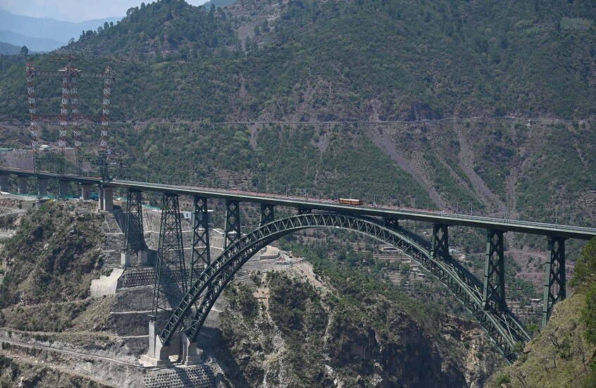 أعلى جسر للقطارات في العالم.. خطوة هندية لربط كشمير بالبلاد (صور)