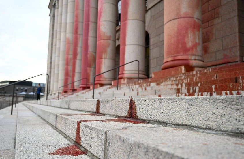 وسائل إعلام: نشطاء يلطخون واجهة مبنى وزارة الدفاع الفنلندية بالطلاء