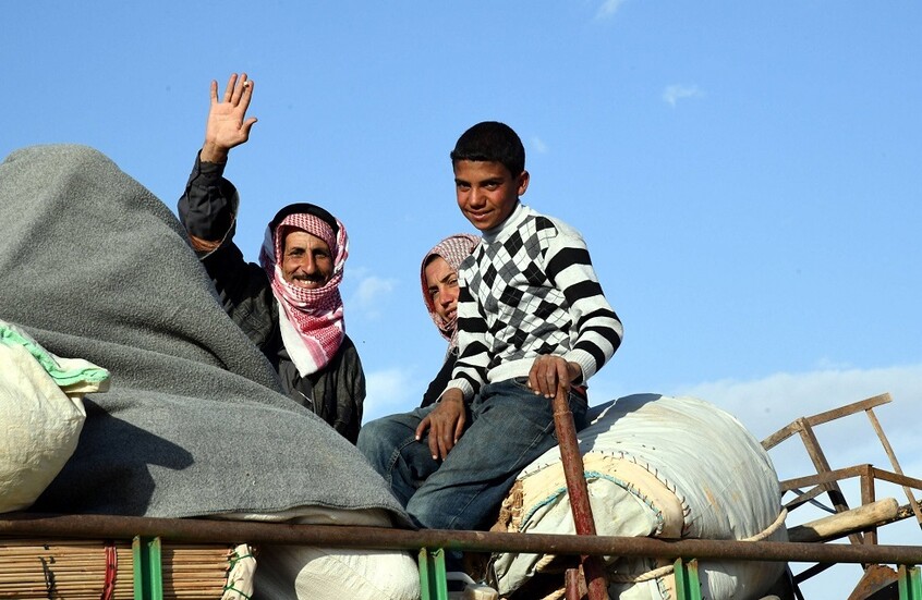 سوريا تطوي صفحة مأساة مخيم الركبان للاجئين على الحدود مع الأردن (صور)