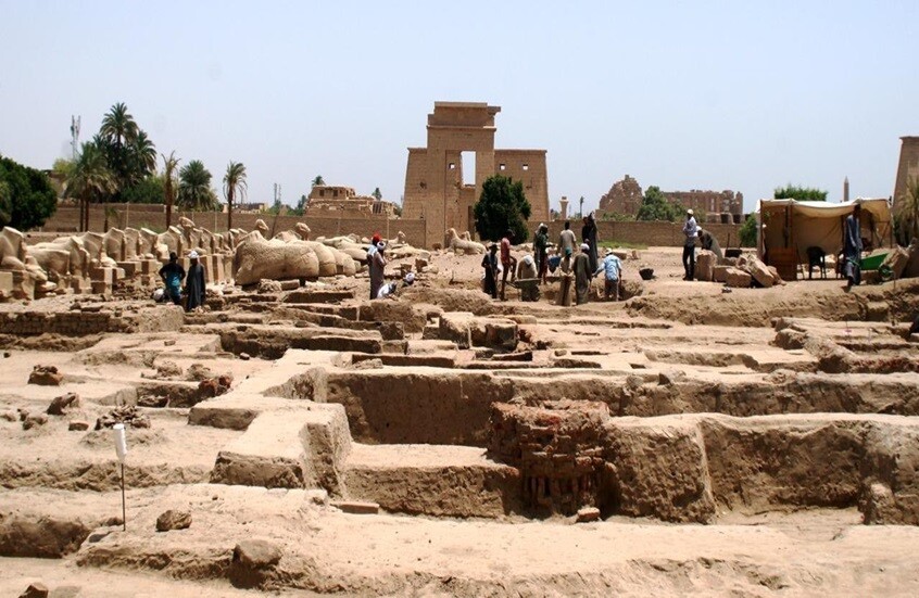 مصر.. نقوش تكشف أسرارا جديدة في الكرنك والعثور على آثار بمنطقتين في الأقصر (صور)
