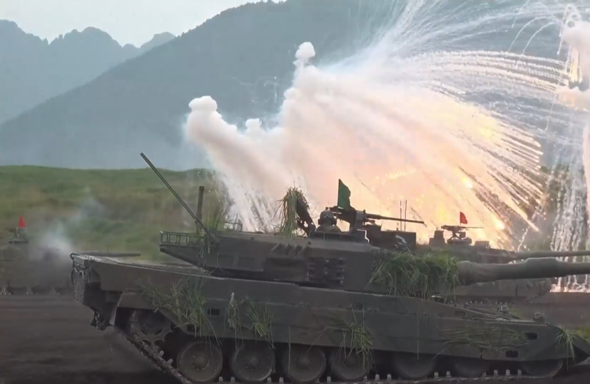 الجيش الياباني يجري تدريبات بالذخيرة الحية