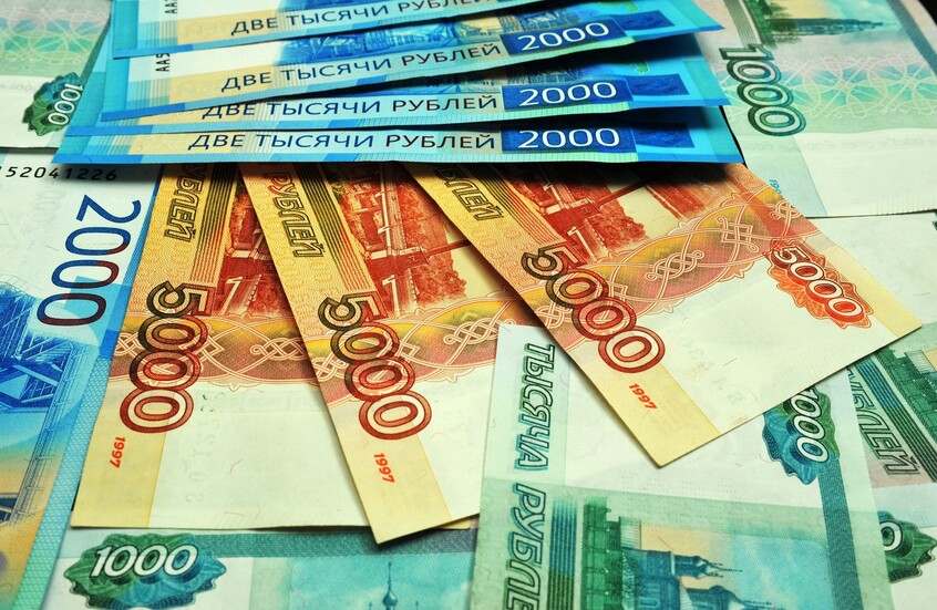 "نمو مذهل".. بنك أمريكي يكشف الأداء العالي للعملة الروسية