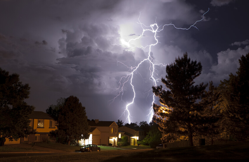 مشهد وكأنه من فيلم.. صاعقة تضرب منزلا على بعد أمتار من أم وطفليها في كاليفورنيا (فيديو)