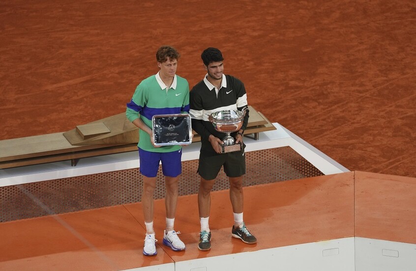 بعد مباراة ماراثونية قياسية.. النجم ألكاراز يرفع كأس "رولان غاروس".. فيديو