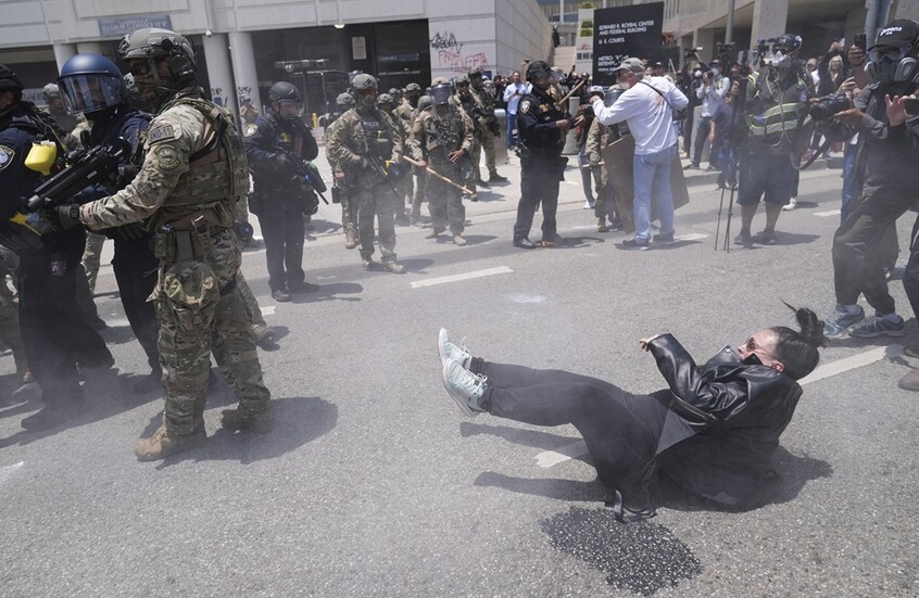 ترامب يوجه وزيري الأمن الداخلي والدفاع باتخاذ الإجراءات لـ"تحرير لوس أنجلوس من غزو المهاجرين"