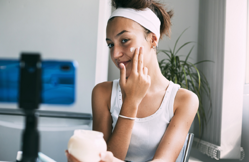 عواقب طويلة الأمد لروتينات "تيك توك" للعناية بالبشرة