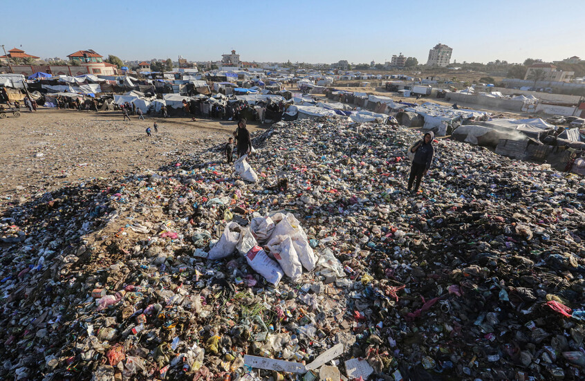 بلديات وسط غزة تحذر من توقف خدماتها بالكامل