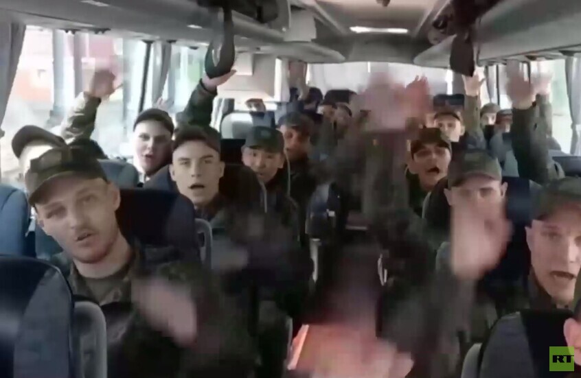 روسيا وأوكرانيا تتبادلان الأسرى العسكريين تحت سن 25 عاما (فيديو)