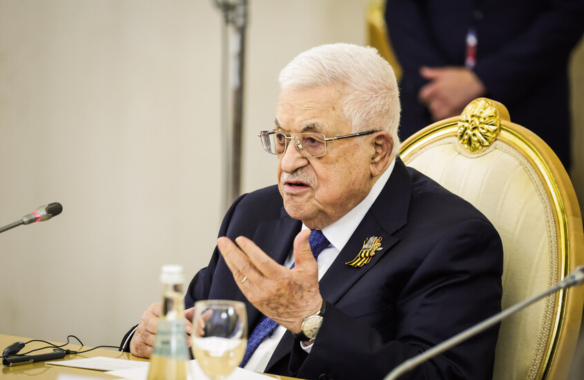 في رسالة إلى ماكرون.. عباس يؤيد نزع سلاح "حماس" وعدم مشاركتها في حكم غزة