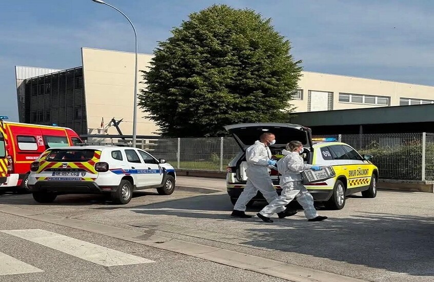 وفاة موظفة مراقبة بعد طعنها بسكين على يد تلميذ ثانوي أثناء تفتيش حقيبته المدرسية (صورة)