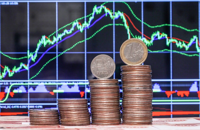 أسباب تحوّل الروبل الروسي إلى العملة الأقوى عالميا في 2025