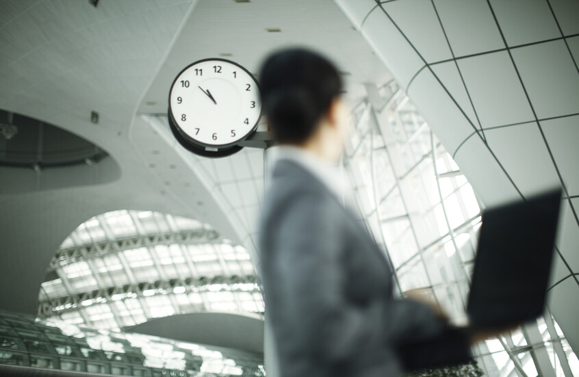 ليس مجرد إرهاق.. العمل المفرط يغير بنية الدماغ ويشوه مناطق الذاكرة والتركيز!