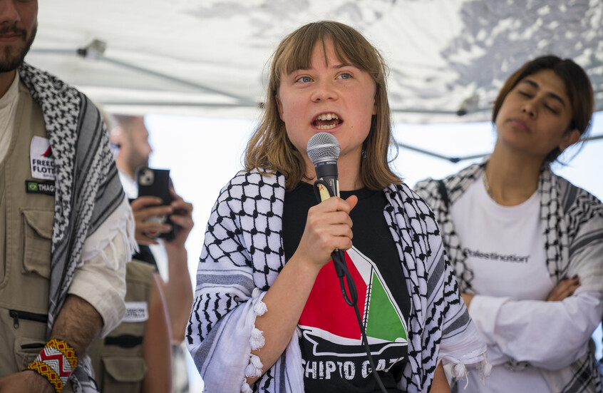 الناشطة غريتا ثونبرغ ترد على ترامب وتعلق على صورة لتلقيها شطيرة من جندي إسرائيلي (صورة + فيديو)