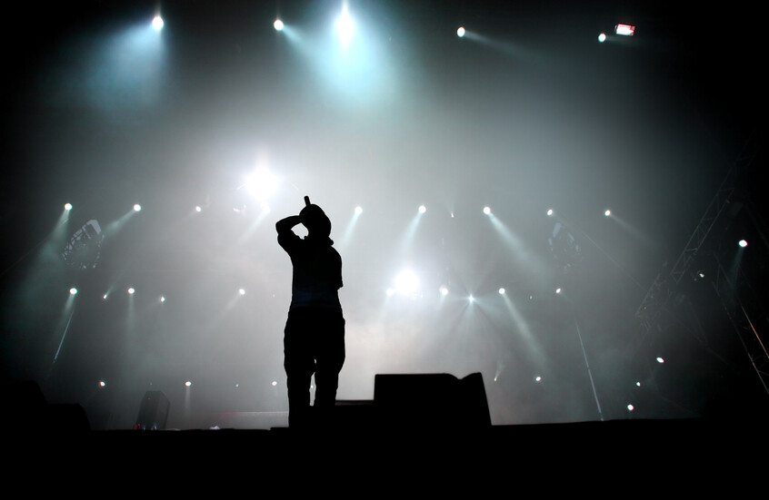 فنان عالمي شهير يقوم بتغيير اسمه للمرة الثانية