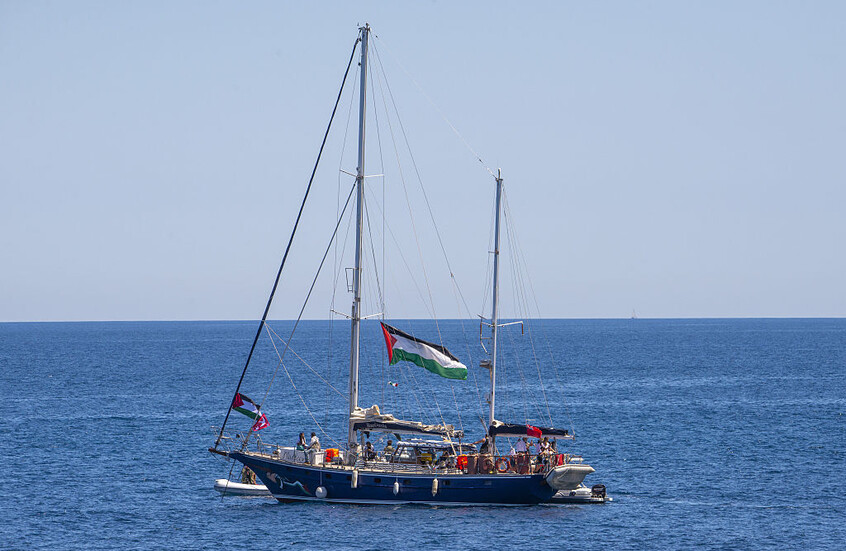 "رقصت باستفزاز".. صحفي من أصل مصري يفضح تصرفات مجندة إسرائيلية على متن "مادلين"