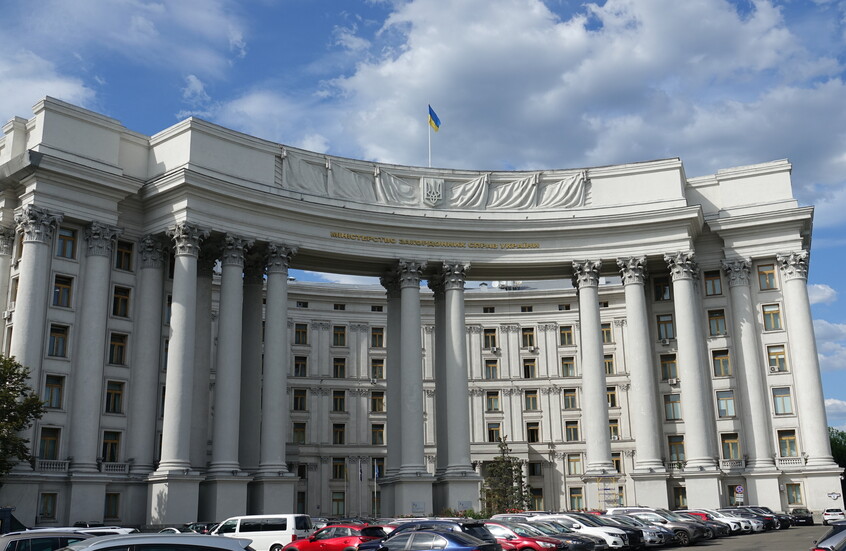 الخارجية الأوكرانية تعرب عن استيائها من هنغاريا على انتقاد زيلينسكي