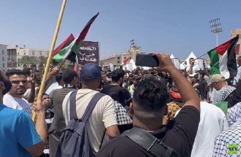 مئات الليبيين في طرابلس يستعدون للانضمام إلى قافلة الصمود قبيل توجهها إلى مصراتة وشرق البلاد (فيديو)