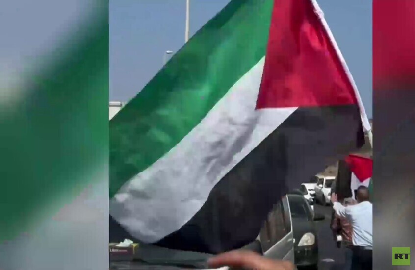 هتافات المشاركين في قافلة "الصمود"