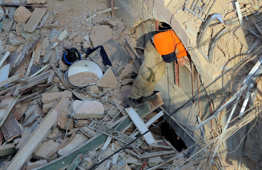 انهيار مبنى في الضاحية الجنوبية لبيروت تم استهدافه أثناء الحرب الإسرائيلية الأخيرة (فيديو)