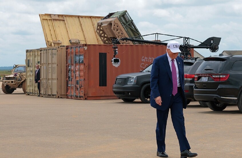 ترامب يتفقد منصة صواريخ "هيمارس" في حاوية مموهة (صور)