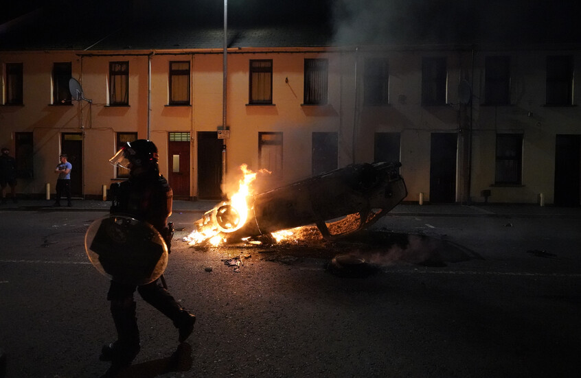 بالفيديو.. لحظة اشتعال النار بأحد المتظاهرين في إيرلندا الشمالية