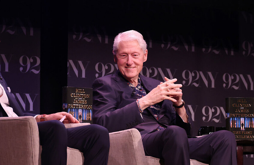 بيل كلينتون يثير قلقا بعد تعثره في نيويورك (فيديو)