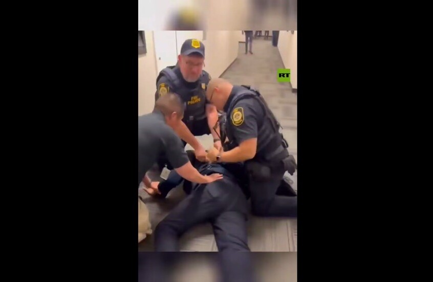 شاهد.. تكبيل سيناتور أمريكي بالأصفاد لتدخله في مؤتمر صحفي لوزيرة الأمن الداخلي