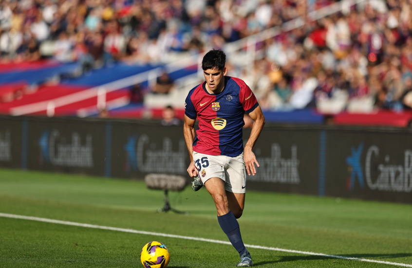 مدافع برشلونة جيرارد مارتن يخضع لجراحة بعد كسر يده