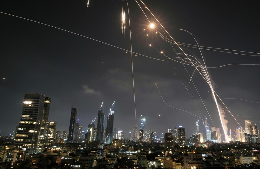 من التصعيد إلى السخرية.. كيف تفاعل العرب مع تبادل الهجمات الإسرائيلية الإيرانية؟