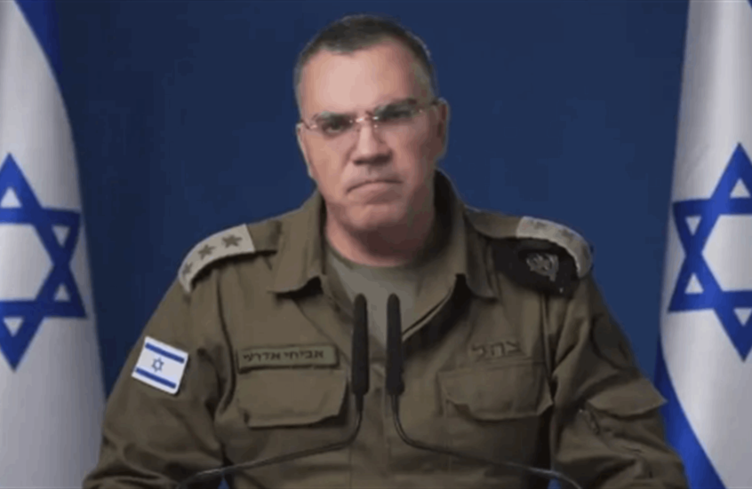 "يد من نار".. أدرعي يرد على "ذباب إلكتروني" نشر تدوينات عن يده المرتجفة (فيديو)