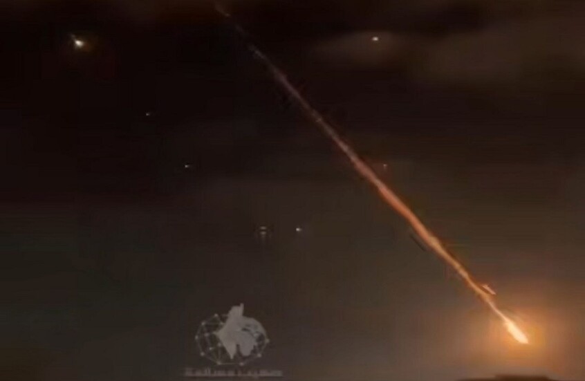 شاهد.. سرعة صاروخ إيراني خارقة لحظة إصابته أهدافا داخل إسرائيل
