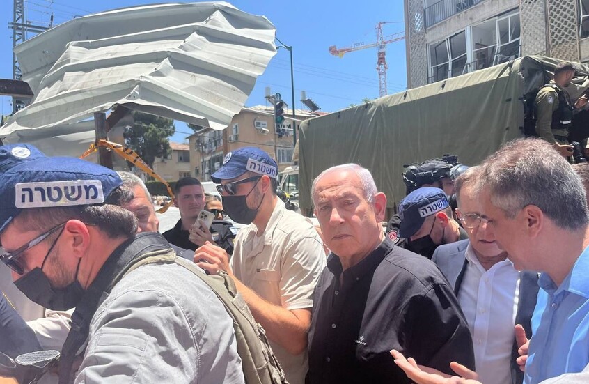 نتنياهو من موقع الهجوم الإيراني في بات يام: طهران ستدفع ثمنا باهظا على قتلها المدنيين (فيديو)