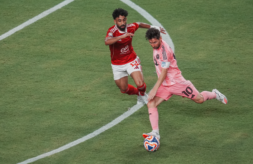 شاهد.. ميسي يوهم الجمهور بأنه سجل هدفا عالميا في شباك الأهلي المصري!