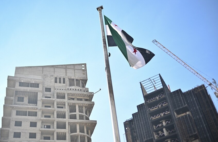 وزير الخارجية القطري ونظيره الفرنسي يؤكدان أهمية الاستقرار في سوريا لمواطنيها وللمنطقة