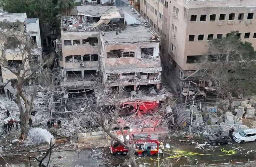 إعلام عبري: مقتل 4 إسرائيليين جراء إصابة مباشرة بصاروخ إيراني في بيتح تكفا