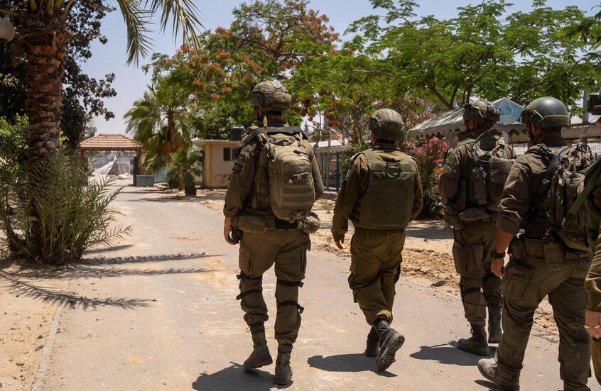الجيش الإسرائيلي يسحب الفرقة 98 من غزة ويحشد عند حدود مصر والأردن