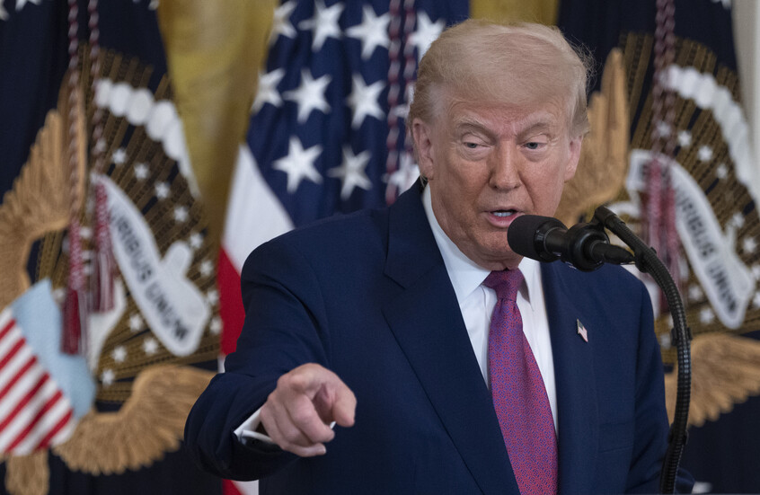 ترامب يتطلع لدخول عالم خدمات الهواتف المحمولة