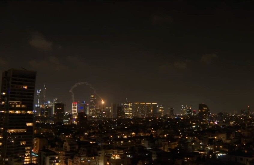 فشل انطلاق صاروخ دفاع جوي إسرائيلي في تل أبيب وسقوطه داخل المدينة (فيديو)