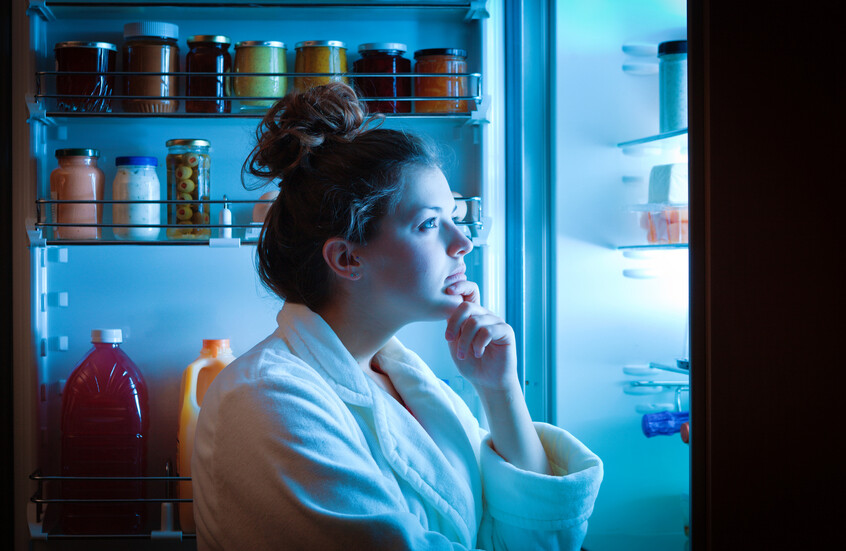لماذا يصبح الطعام غير الصحي أكثر إغراء في الليل؟!
